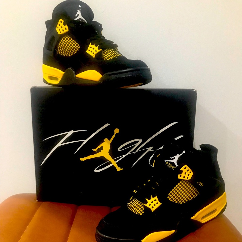 Nike Jordan 4 Retro Thunder size 9.5 black /tour yellow